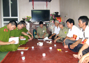 Lực lượng Công an phường Phương Lâm đã phát huy vai trò nòng cốt trong xây dựng phong trào “Toàn dân bảo vệ ANTQ”, tuyên truyền nâng cao ý thức cảnh giác cho hàng nghìn lượt người, vận động nhân dân tham gia giữ gìn ANTT.